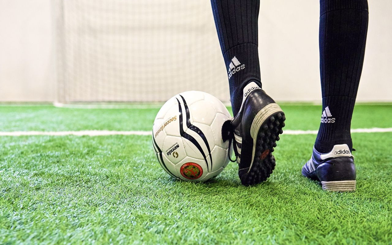 Cum să alegi cei mai buni adidași pentru gazon artificial – Ghid 2025